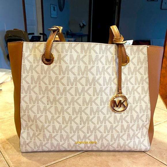 MK TOTE - Picture 1 of 4